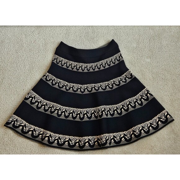 BCBGMaxAzria Alisse Knit Flare Mini Skirt Women Sz S Black/Beige Chevron Stretch - Picture 1 of 12